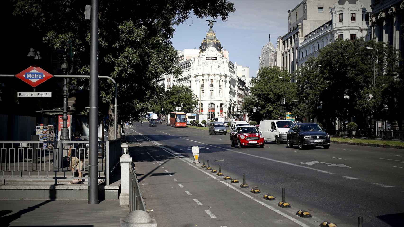 Imagen poco habitual de una de las principales avenidas de Madrid sin taxis