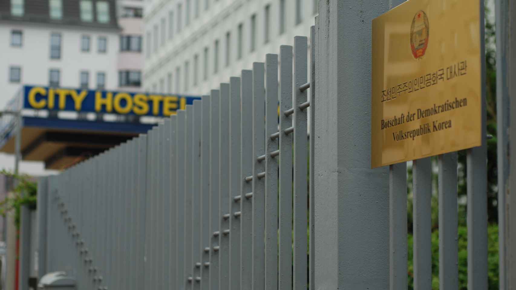 Entrada de la embajada norcoreana, el Cityhostel Berlin, al fondo