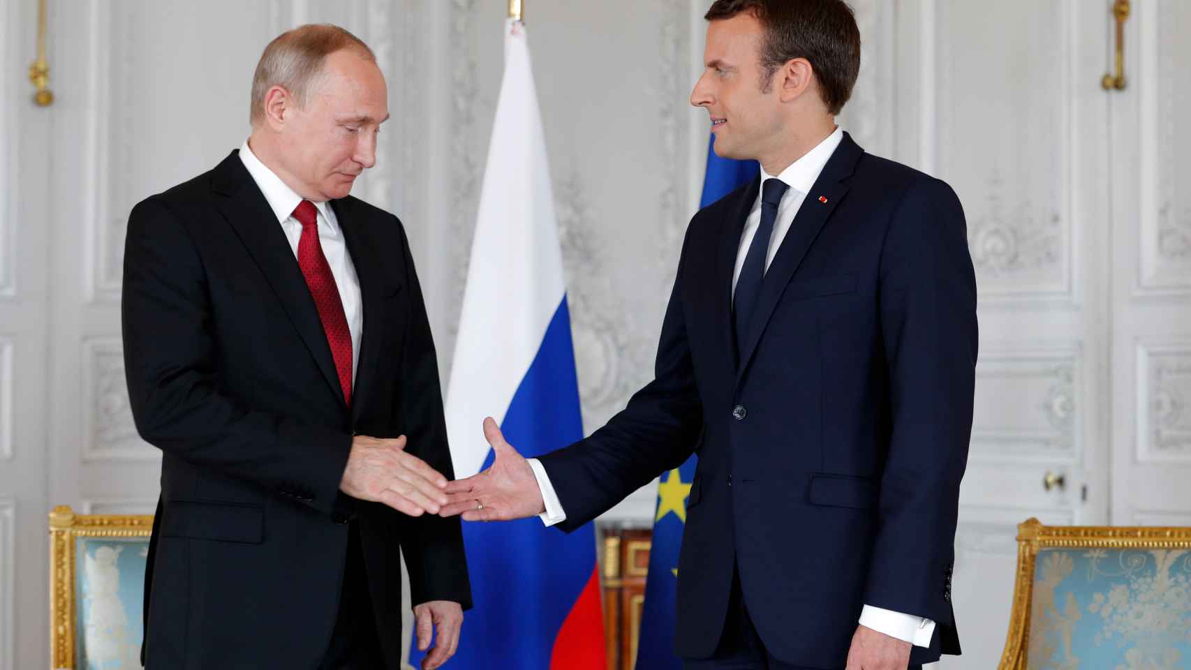 Putin antes de saludar a Macron
