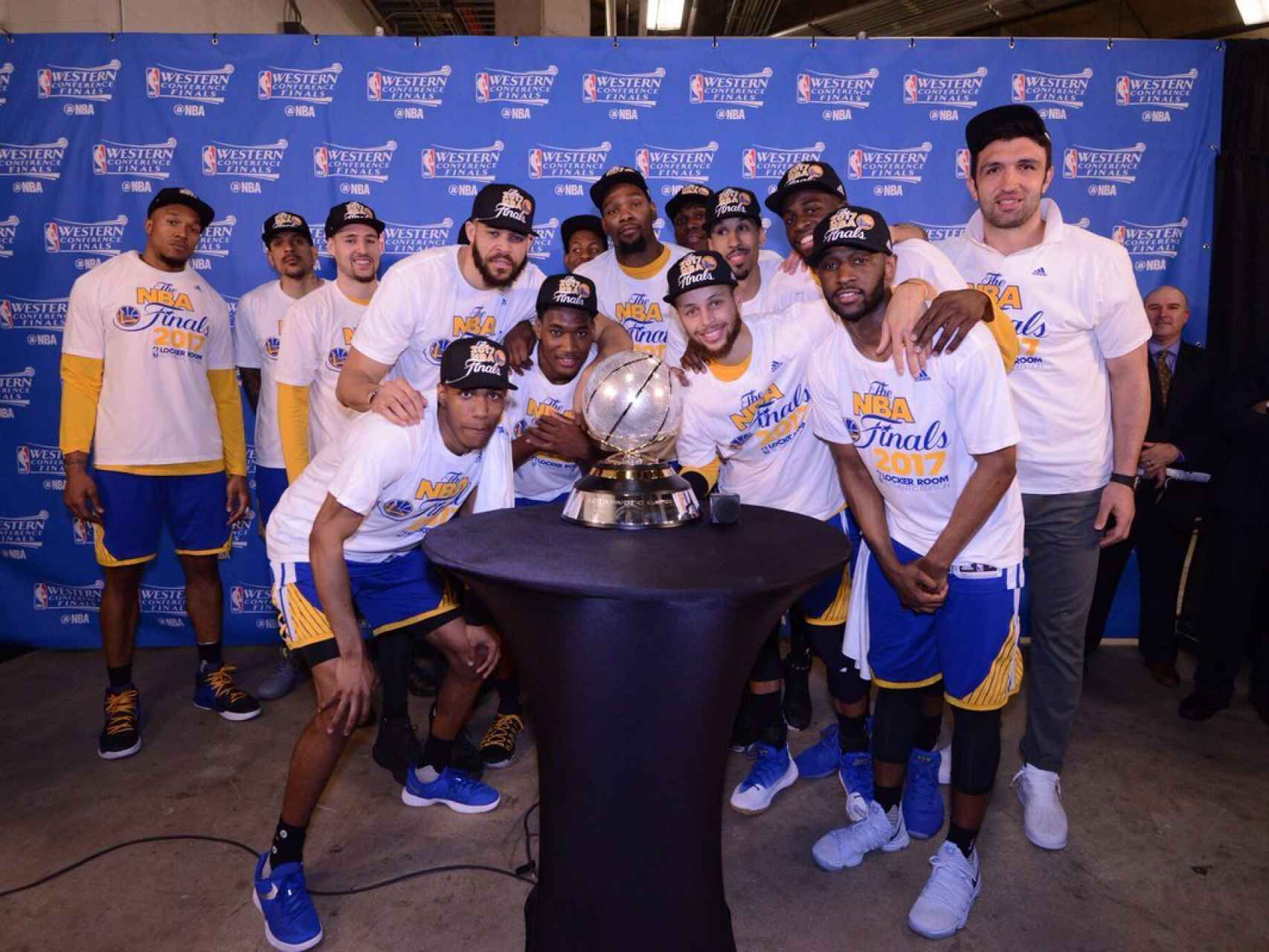 Los Warriors celebrando el pase a las finales de la NBA.