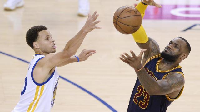 Stephen Curry y LeBron James durante las finales de 2016.