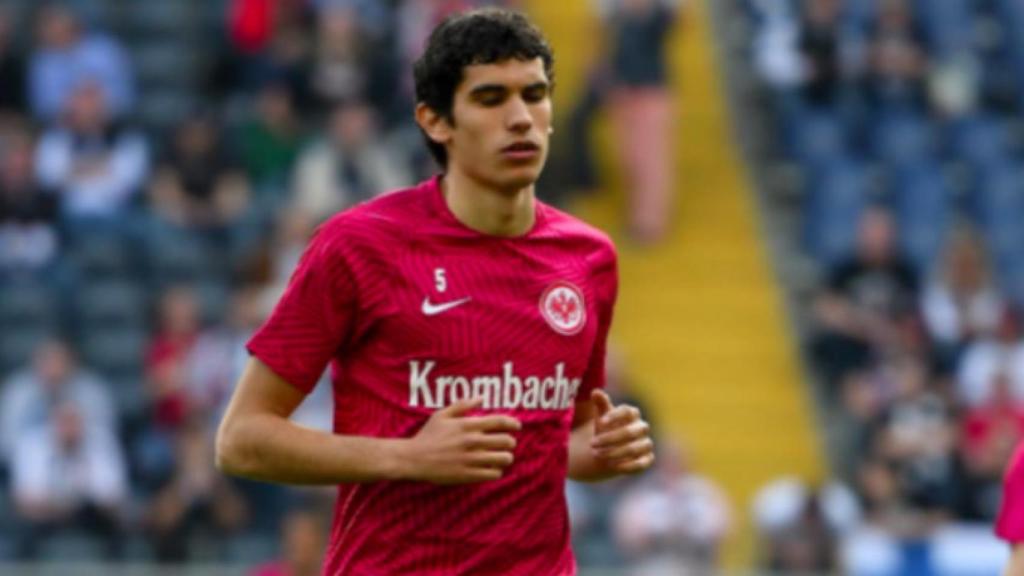 Vallejo durante un calentamiento con el Eintracht. Foto: Instagram (@eintrachtfrankfurt)