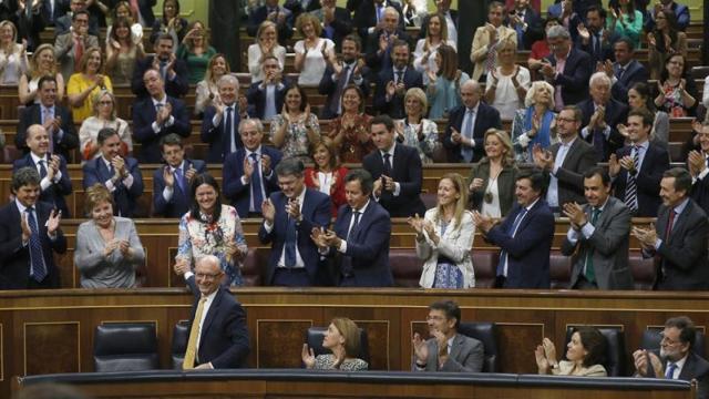 Montoro recibe el aplauso del Grupo Popular tras la aprobación de los Presupuestos.