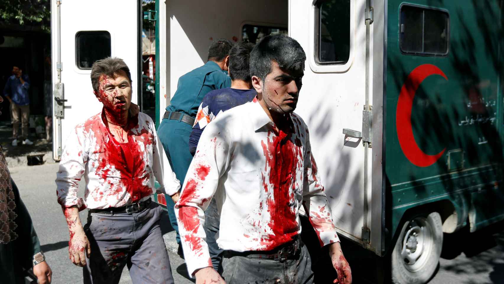 Las ambulancias tratan de socorrer a los heridos en Kabul.