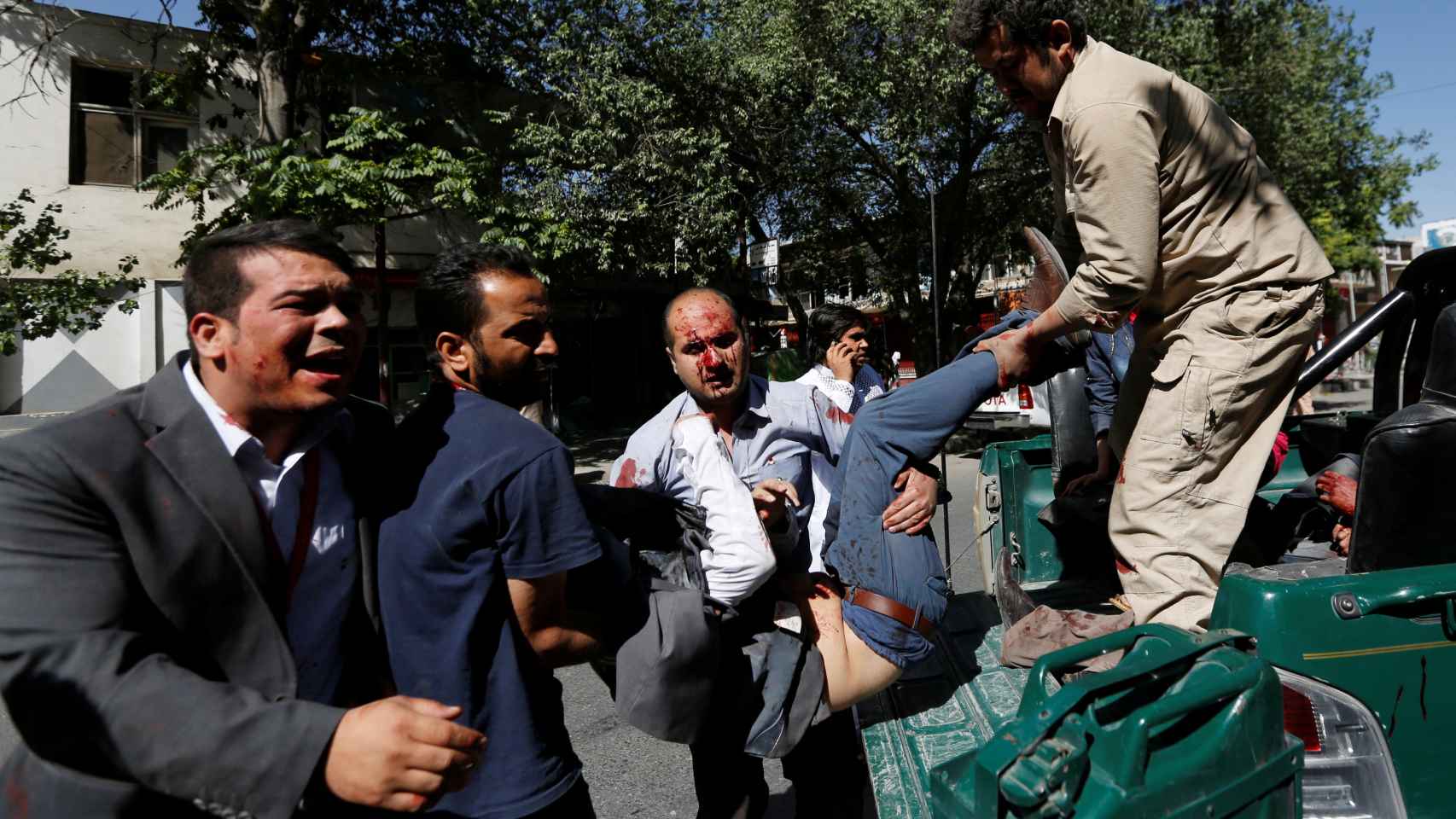 Varios hombres ayudan a un herido tras la explosión de Kabul