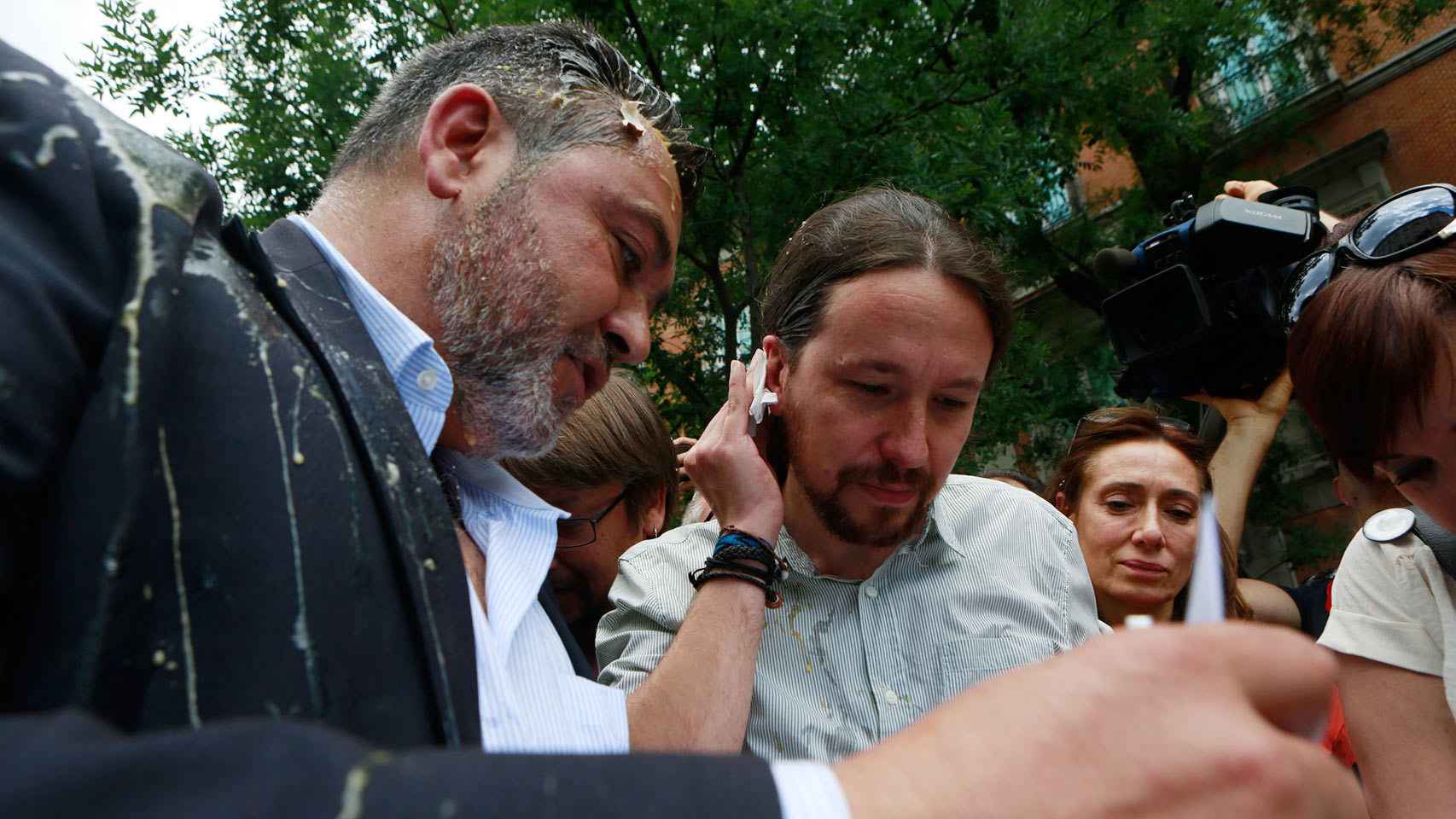 Pablo Iglesias junto al presidente de la Federación del Taxi, Julio Sanz, el martes en Madrid.