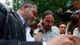 Pablo Iglesias junto al presidente de la Federación del Taxi, Julio Sanz, el martes en Madrid.
