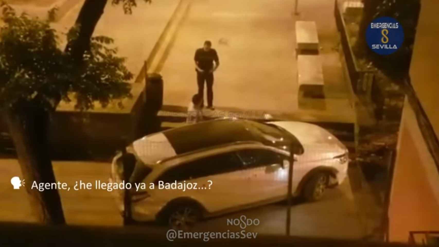 Un momento de la detención del conductor en un polígono de Sevilla.