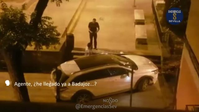 Un momento de la detención del conductor en un polígono de Sevilla.