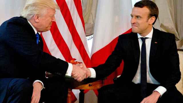 Dos hombres y un apretón de manos: Trump vs Macron