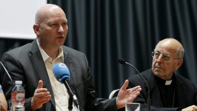 Daniel Pittet (i), autor del libro, junto al cardenal Ricardo Blázquez.