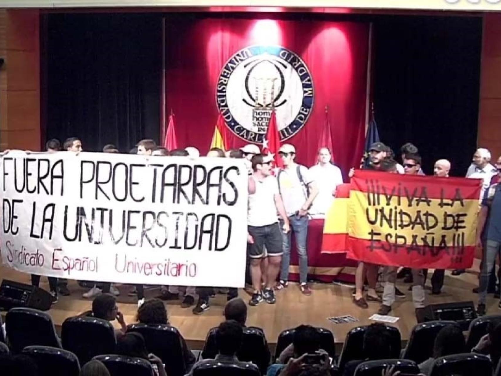 Quince falangistas irrumpen en unas jornadas de la UC3M con Def con Dos al grito de Fuera proetarras.