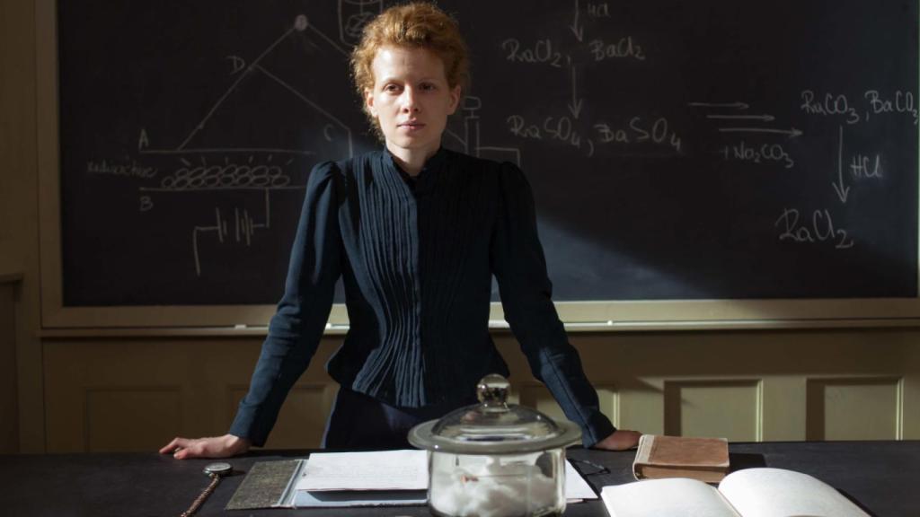 Fotograma de la película sobre la vida de Marie Curie.