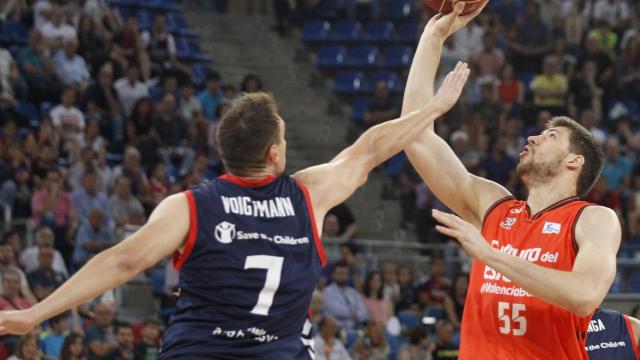 Viacheslav Kravtsov (d) y Johannes Voigtmann (i) durante una jugada del partido.