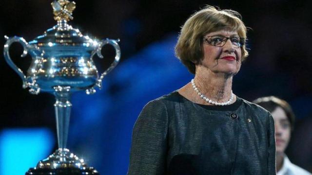 Court, durante una ceremonia de trofeos en el Abierto de Australia.