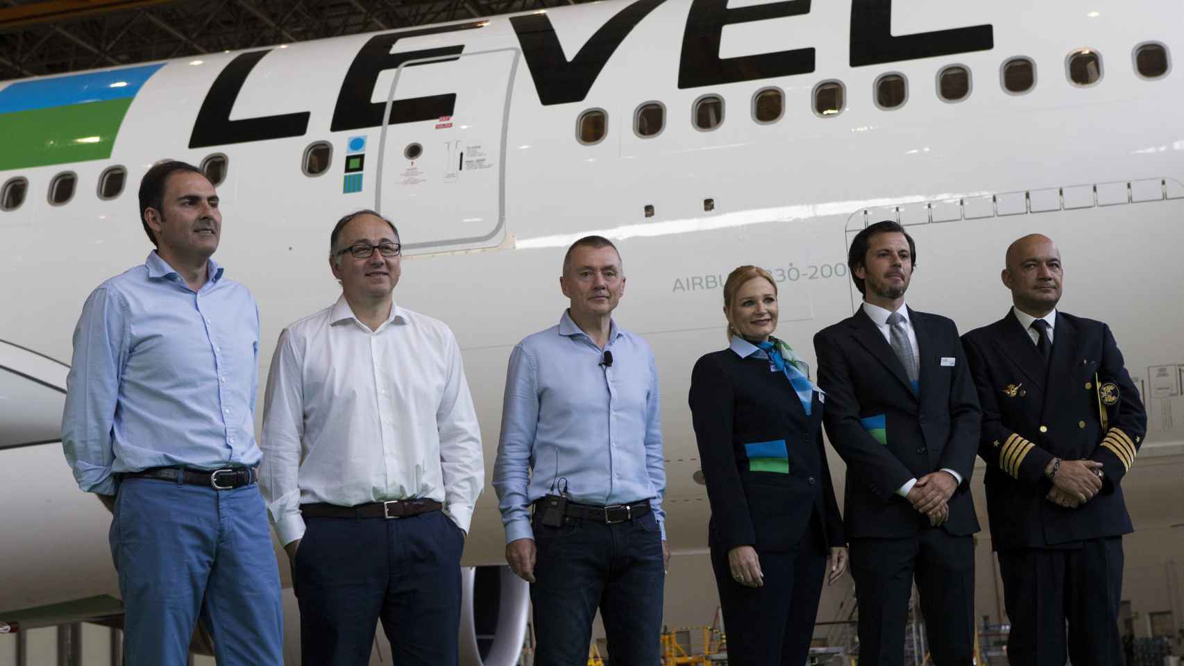 El consejero delegado de IAG, Willie Walsh (3i), el presidente de Iberia, Luis Gallego (2i), y el presidente de Vueling, Javier Sánchez-Prieto (i), junto a miembros de la tripulación.