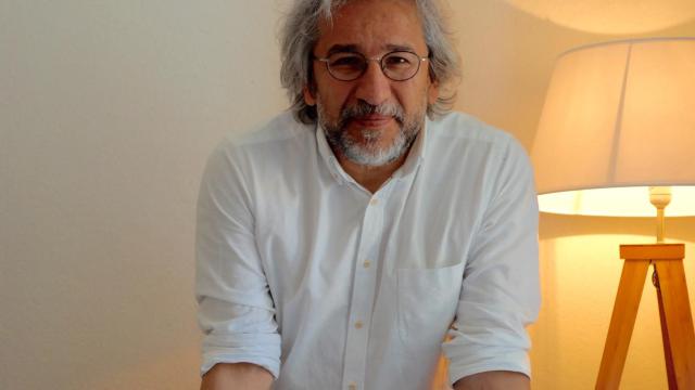 Dündar, ex director del prestigioso diario turco Cumhuriyet, vive en Berlín.