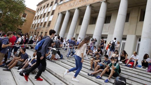 Estudiantes a las puertas de la Complutense antes de examinarse de Selectividad