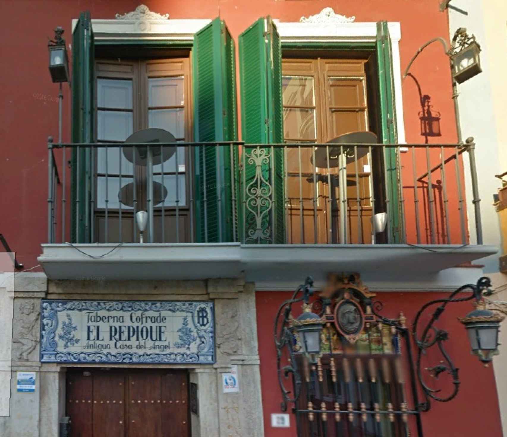Fachada de la casa de Ángel Garó y el que fuera su restaurante.