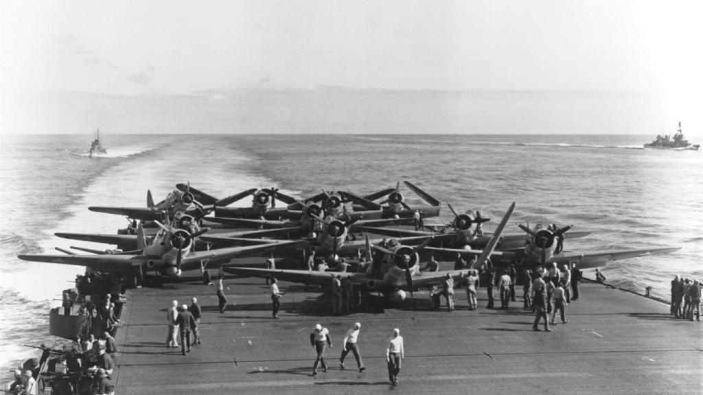 Aviones Devastators preparándose en la cubierta delUSS Enterprise para atacar la flota japonesa.