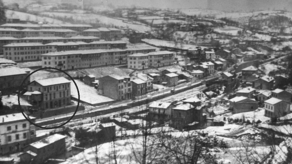 Panorámica de Tuilla en 1953, cuando Fernández Villa tenía 10 años; en un círculo, la casa de su familia.