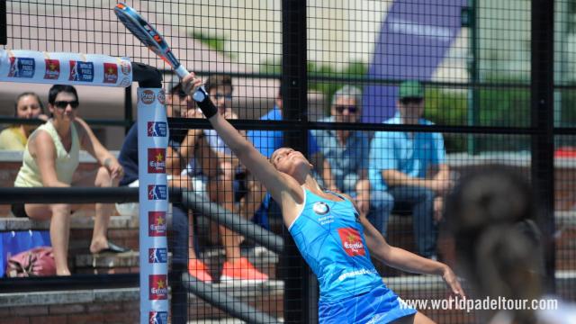 Mapi Sánchez Alayeto se estira para intentar alcanzar la pelota.