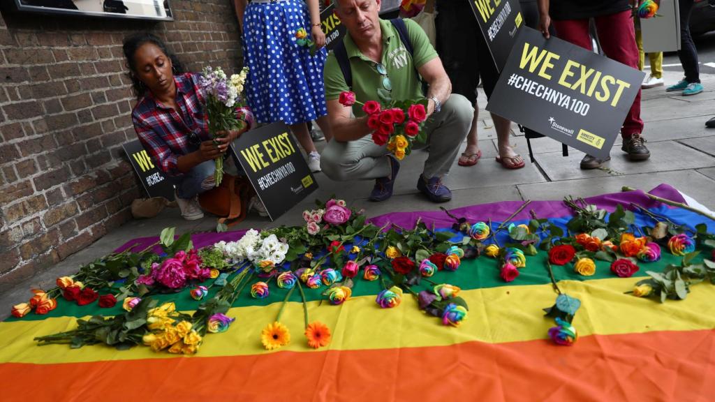 Flores junto a la embajada rusa en Londres.