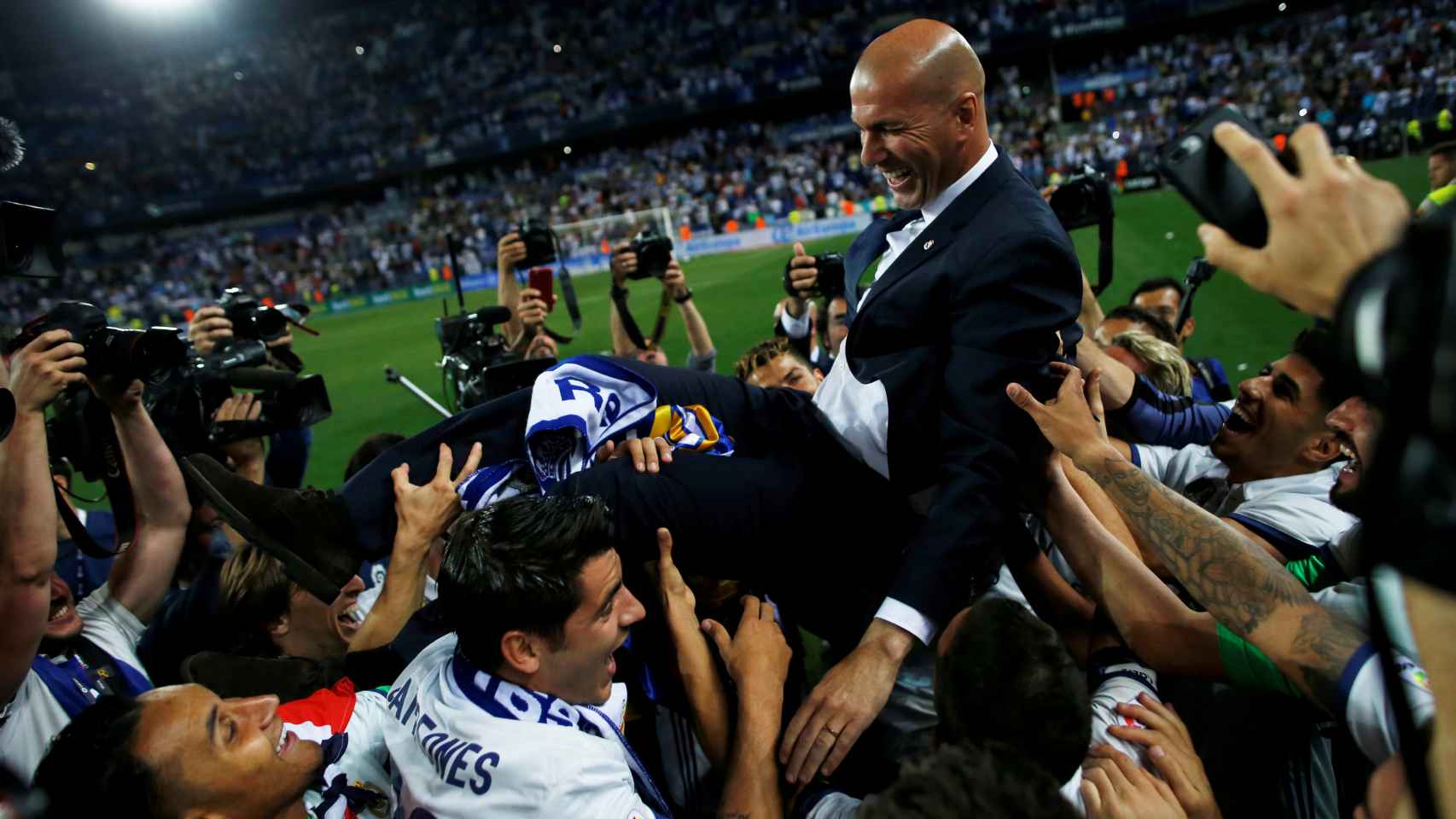 Zidane y sus jugadores celebran el título de Liga.