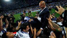 Zidane y sus jugadores celebran uno de los títulos de la pasada temporada.