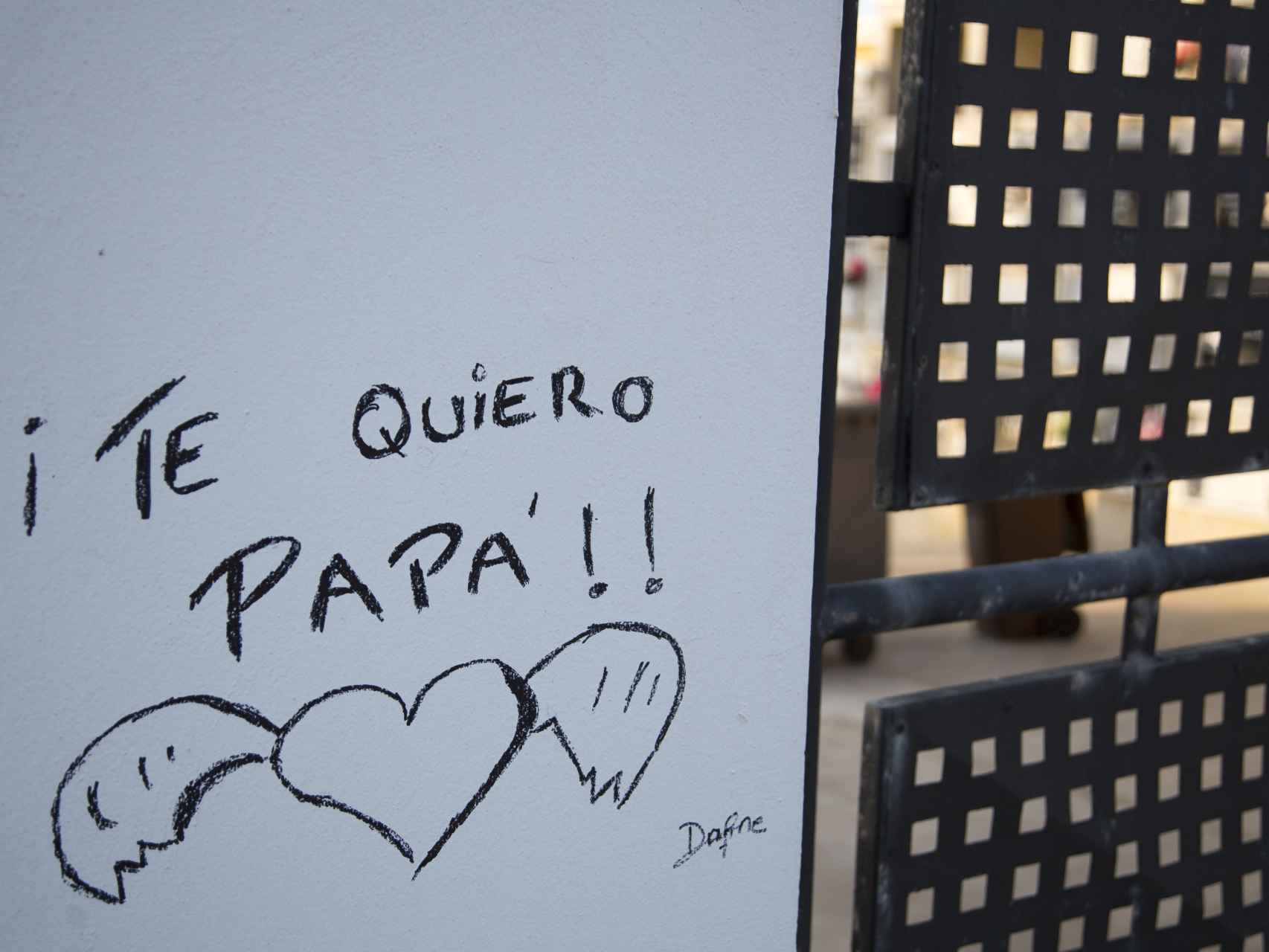 Dafne ha escrito un mensaje a su padre en la puerta de entrada al cementerio de Ceuta.
