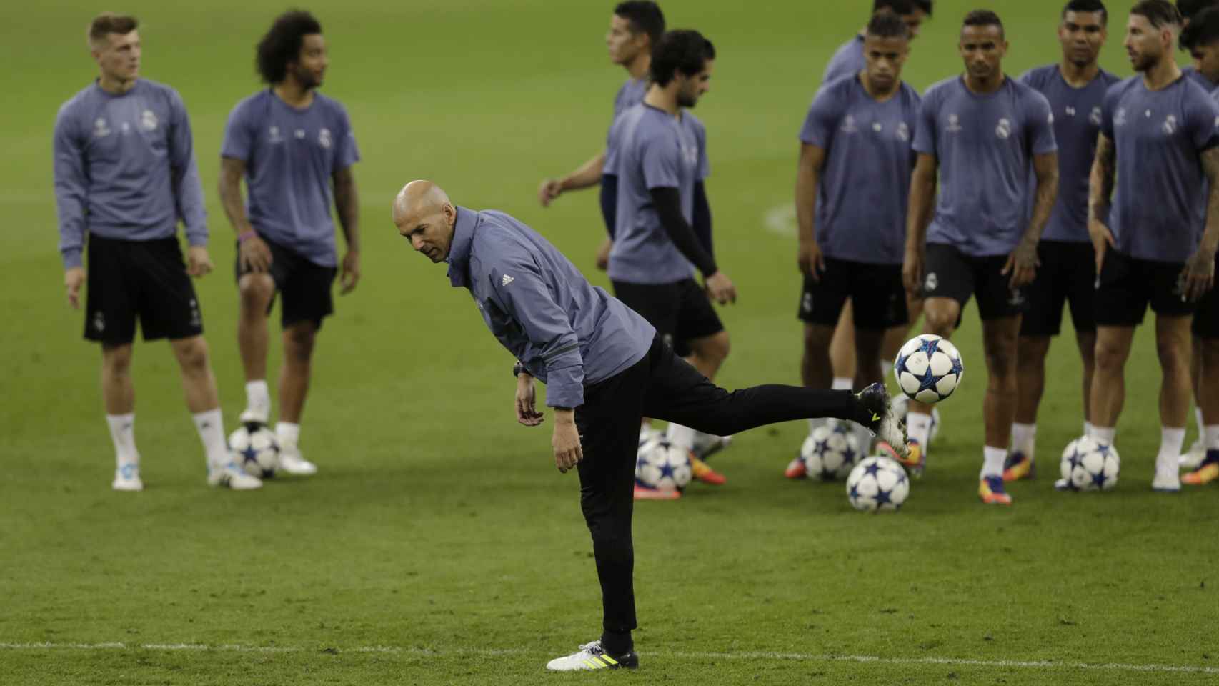 Zidane, en el entrenamiento de este viernes en el Millennium de Cardiff.