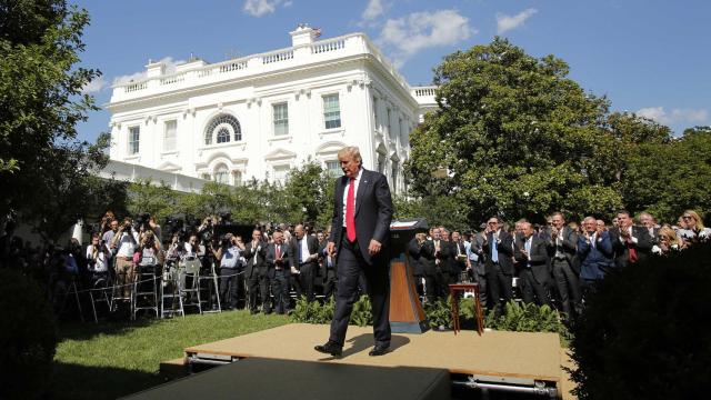 Trump abandona el jardín tras hacer el comunicado sobre el acuerdo.