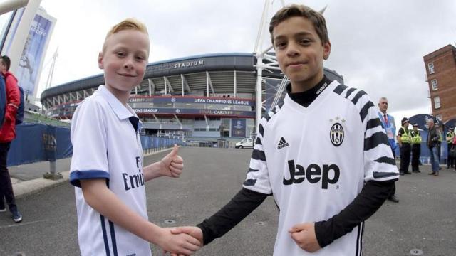 Un aficionado del Madrid y otro de la Juventus comparten la tarde en Cardiff.