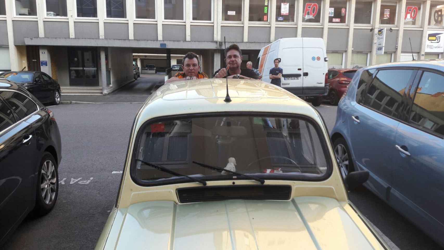 Miguel y Pepe, durante una parada en su camino a Cardiff.