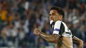 Dani Alves celebra un gol con la Juventus.