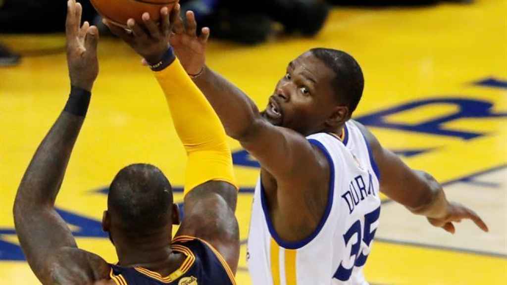 Durant, defendiendo a James en un instante del primer partido de las Finales de la NBA.