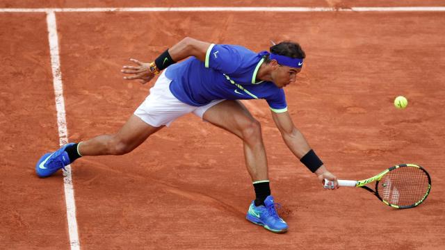 Nadal, devolviendo una pelota en Roland Garros.