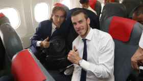 Bale y Modric en el avión de camino a Cardiff