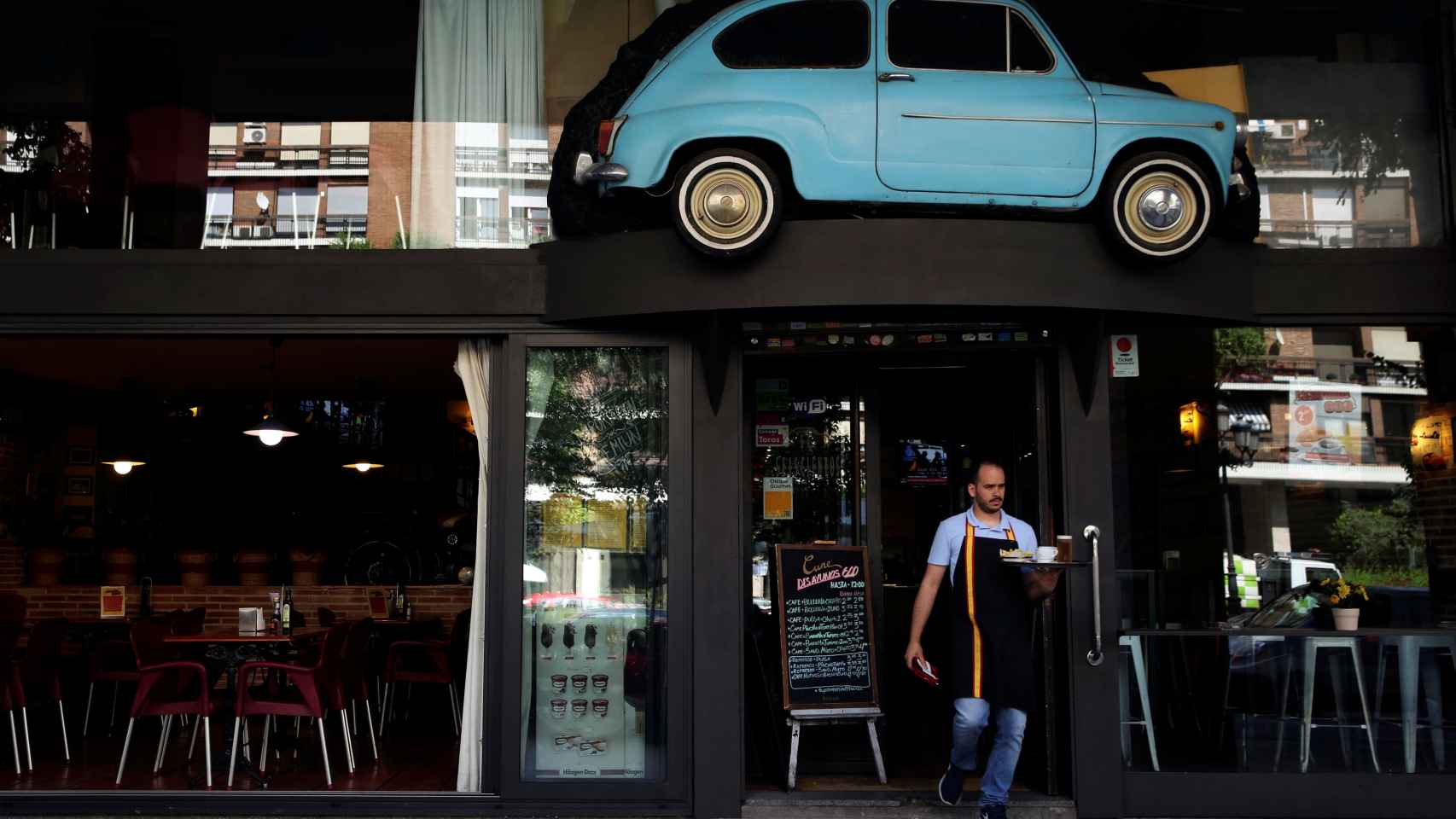 Un camarero atiende la terraza en Madrid.