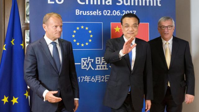 Tusk, Li y Juncker durante la cumbre entre la UE y China