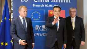 Tusk, Li y Juncker durante la cumbre entre la UE y China