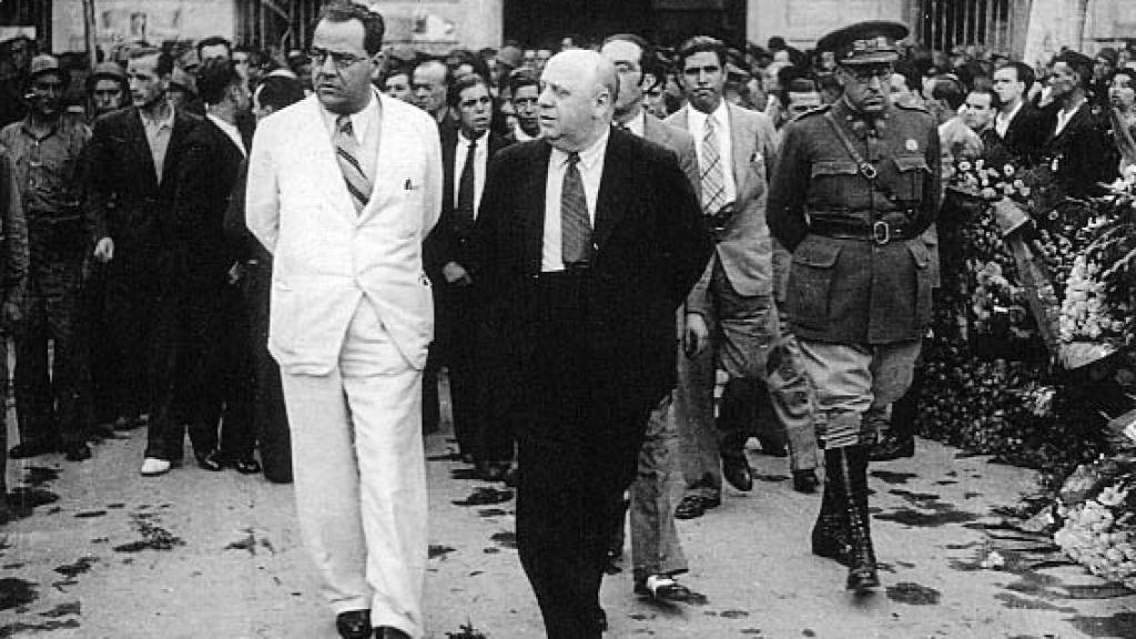 De izquierda a derecha, Juan Negrín (de blanco), Indalecio Prieto y el general Vicente Rojo.
