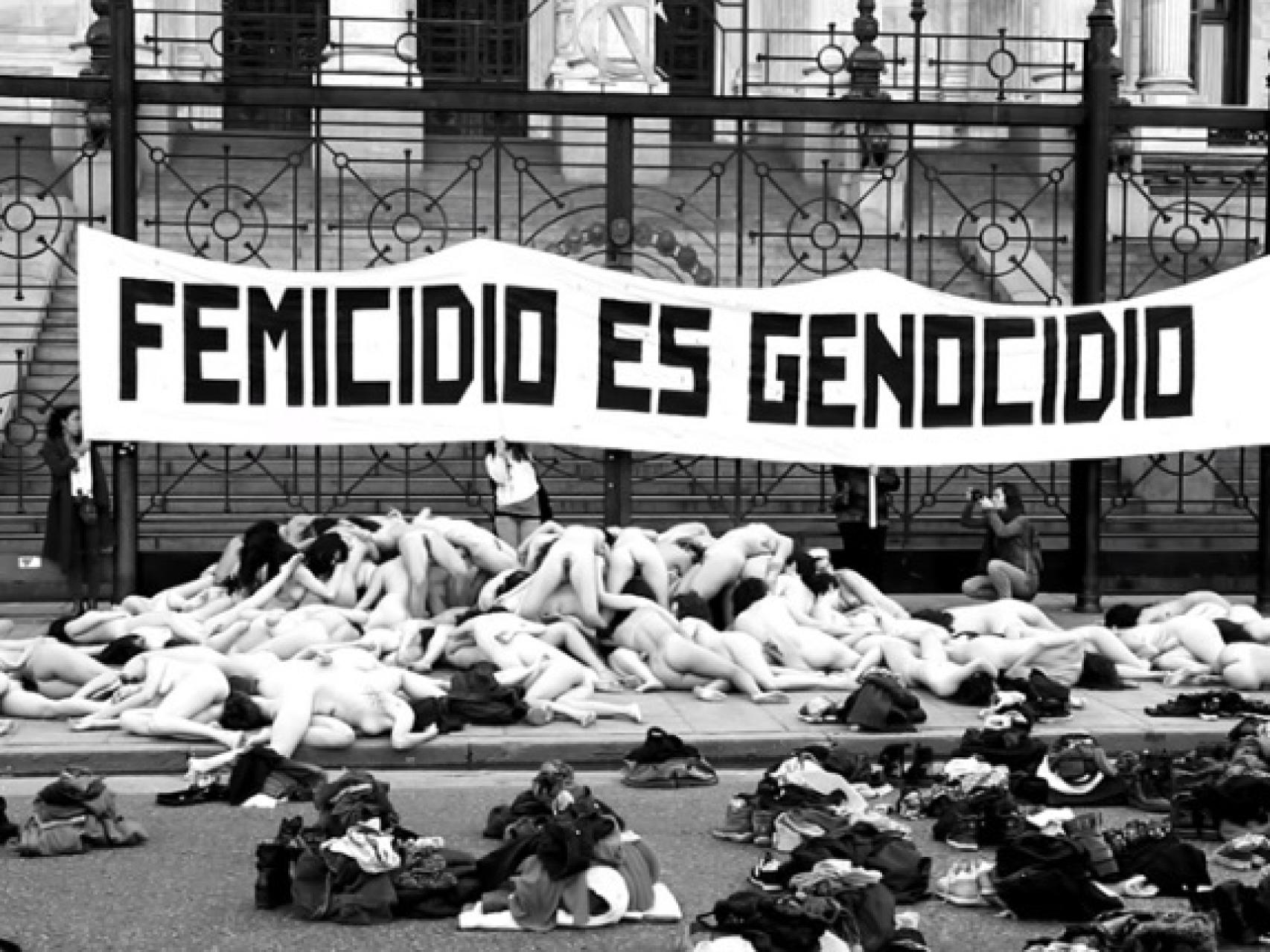 Un centenar de mujeres se desnuda para protestar contra la violencia de  género en Argentina