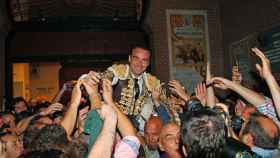 Enrique Ponce sale a hombros por la Puerta Grande de Madrid