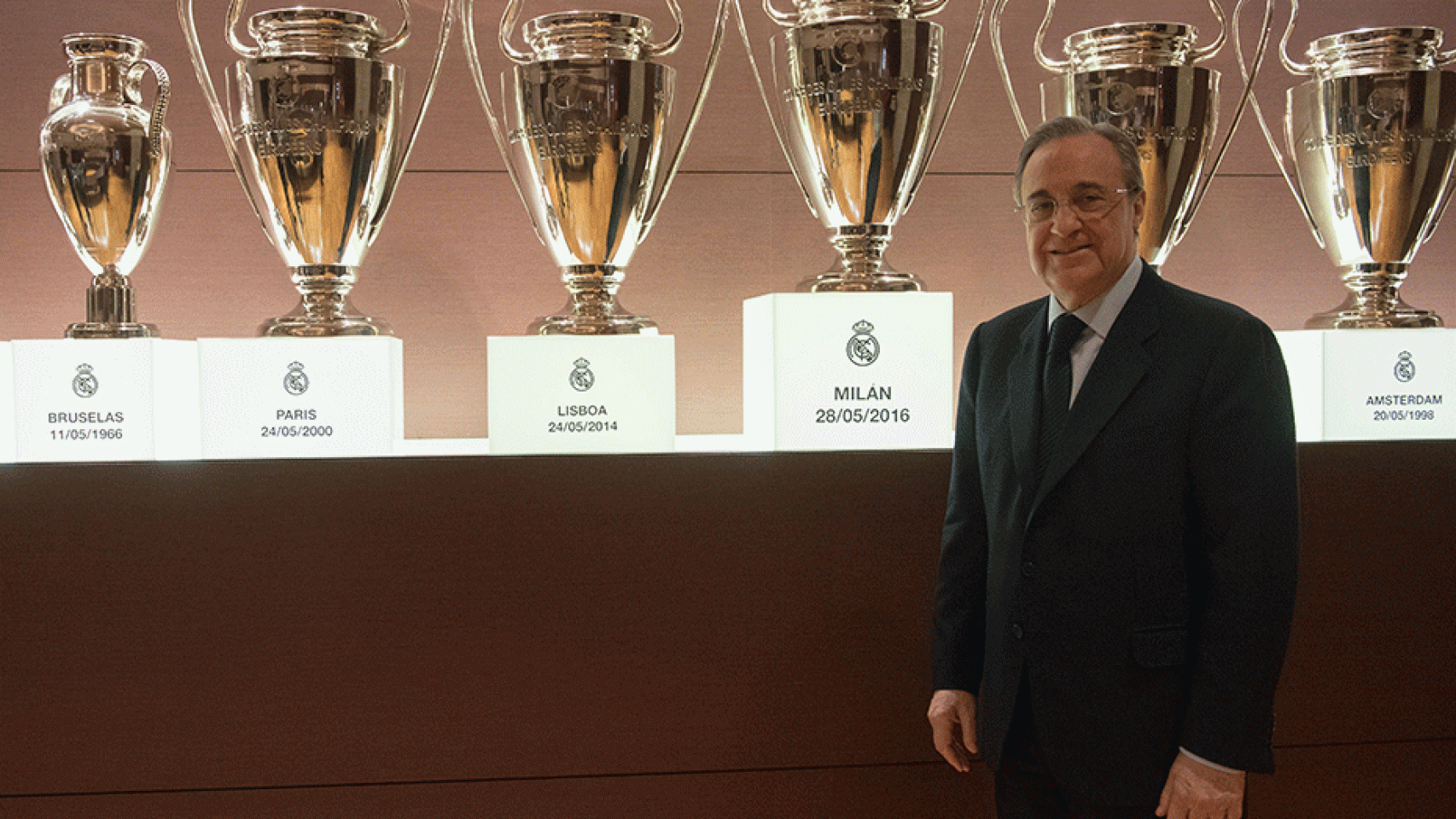 Florentino Pérez con las cinco últimas Champions que ganó el Madrid.
