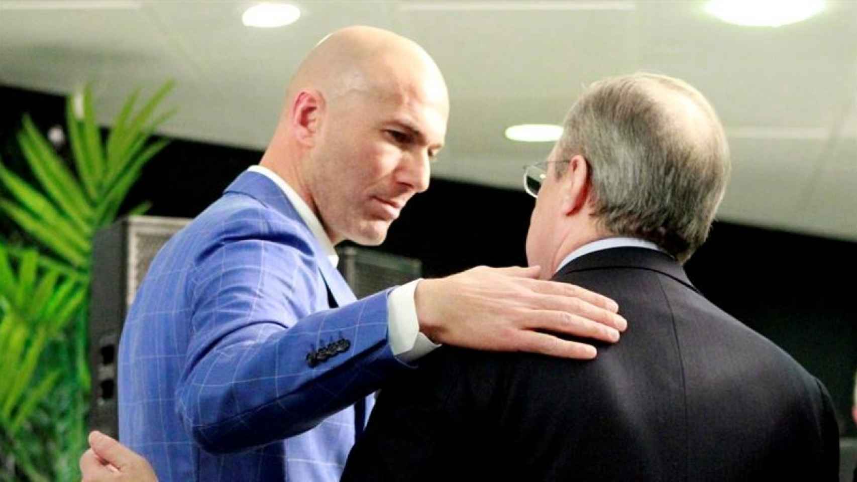 Zidane saluda a Florentino el día de la presentación del primero.