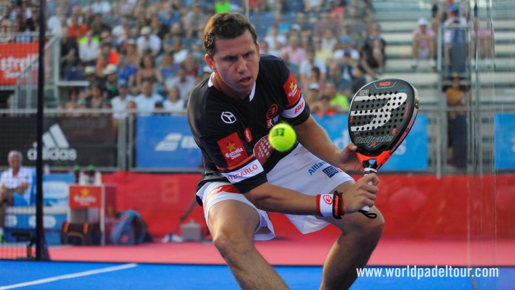 Paquito Navarro en posición para devolver la bola.