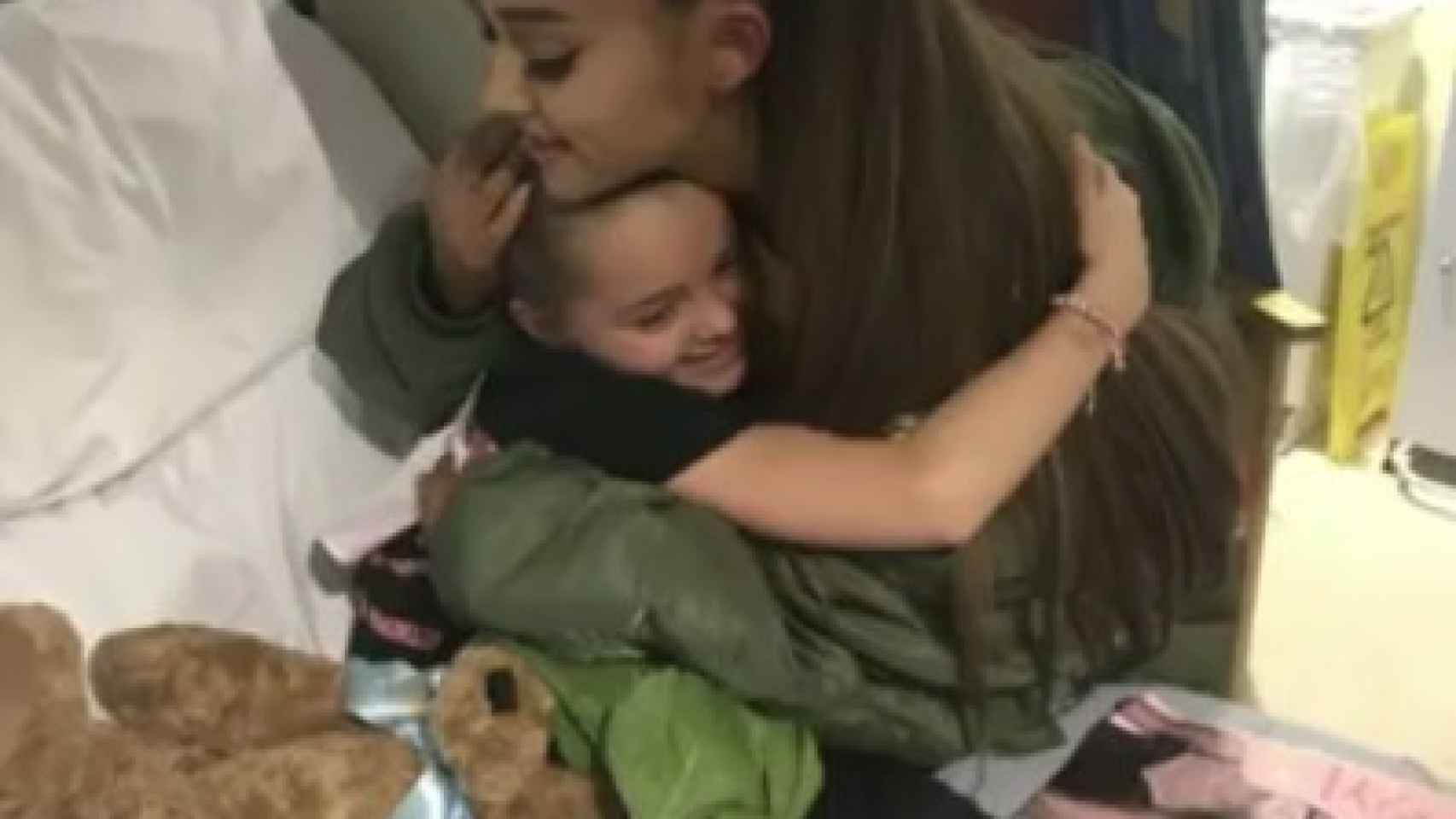 Ariana Grande regala un oso a una de las pequeñas que siguen hospitalizadas.