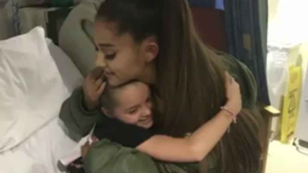 Ariana Grande regala un oso a una de las pequeñas que siguen hospitalizadas.