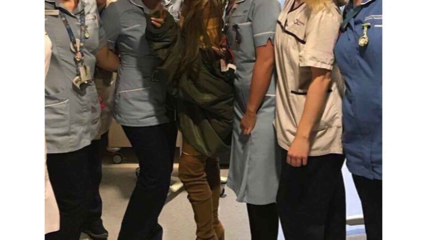 La cantante junto a las enfermeras que atienden a los enfermos del atentado.